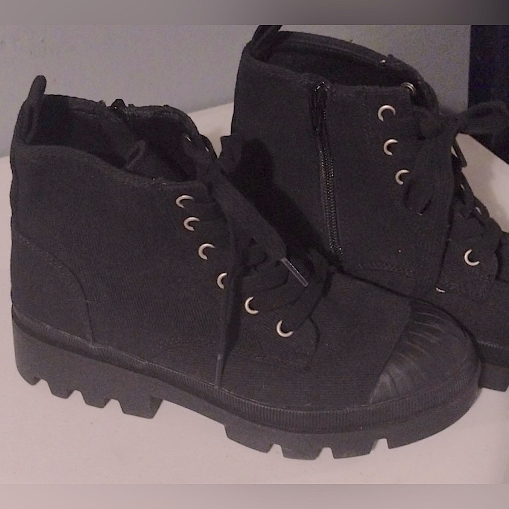 EUC 7.5 Women’s Universal Thread Black Chunky Platform Heel with Zip Side